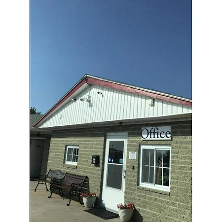 Green Acre Motel By Oyo Near Rush County Airport La Crosse Εξωτερικό φωτογραφία