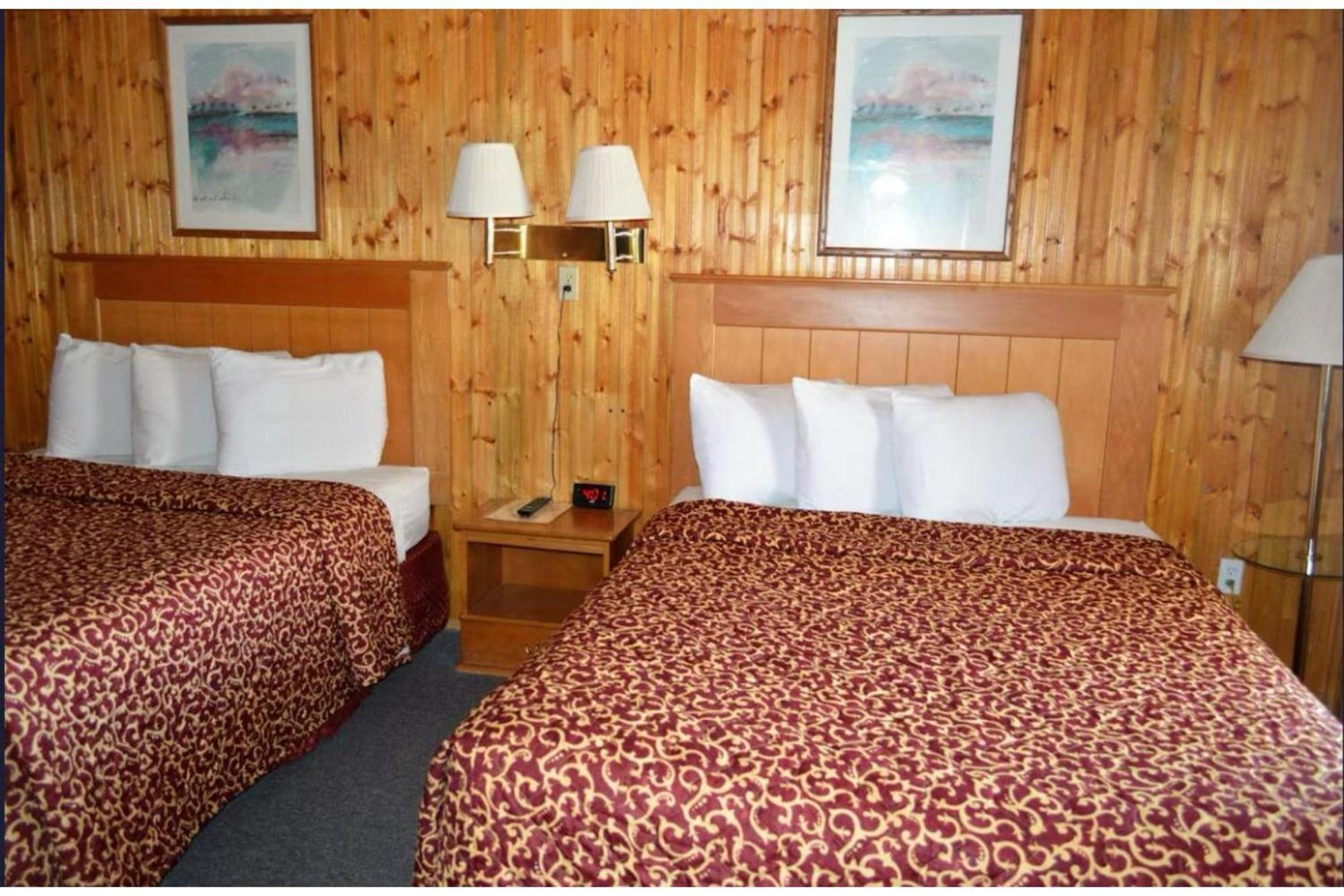 Green Acre Motel By Oyo Near Rush County Airport La Crosse Εξωτερικό φωτογραφία