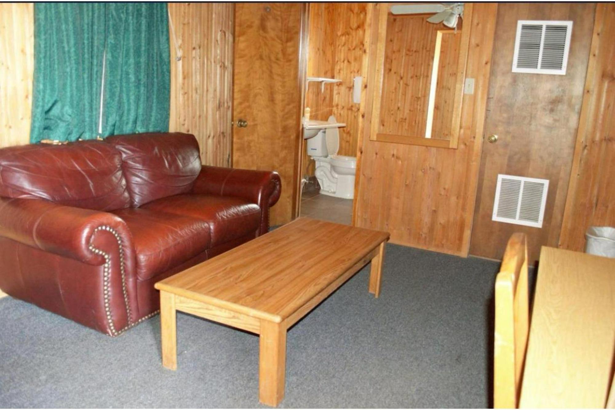 Green Acre Motel By Oyo Near Rush County Airport La Crosse Εξωτερικό φωτογραφία