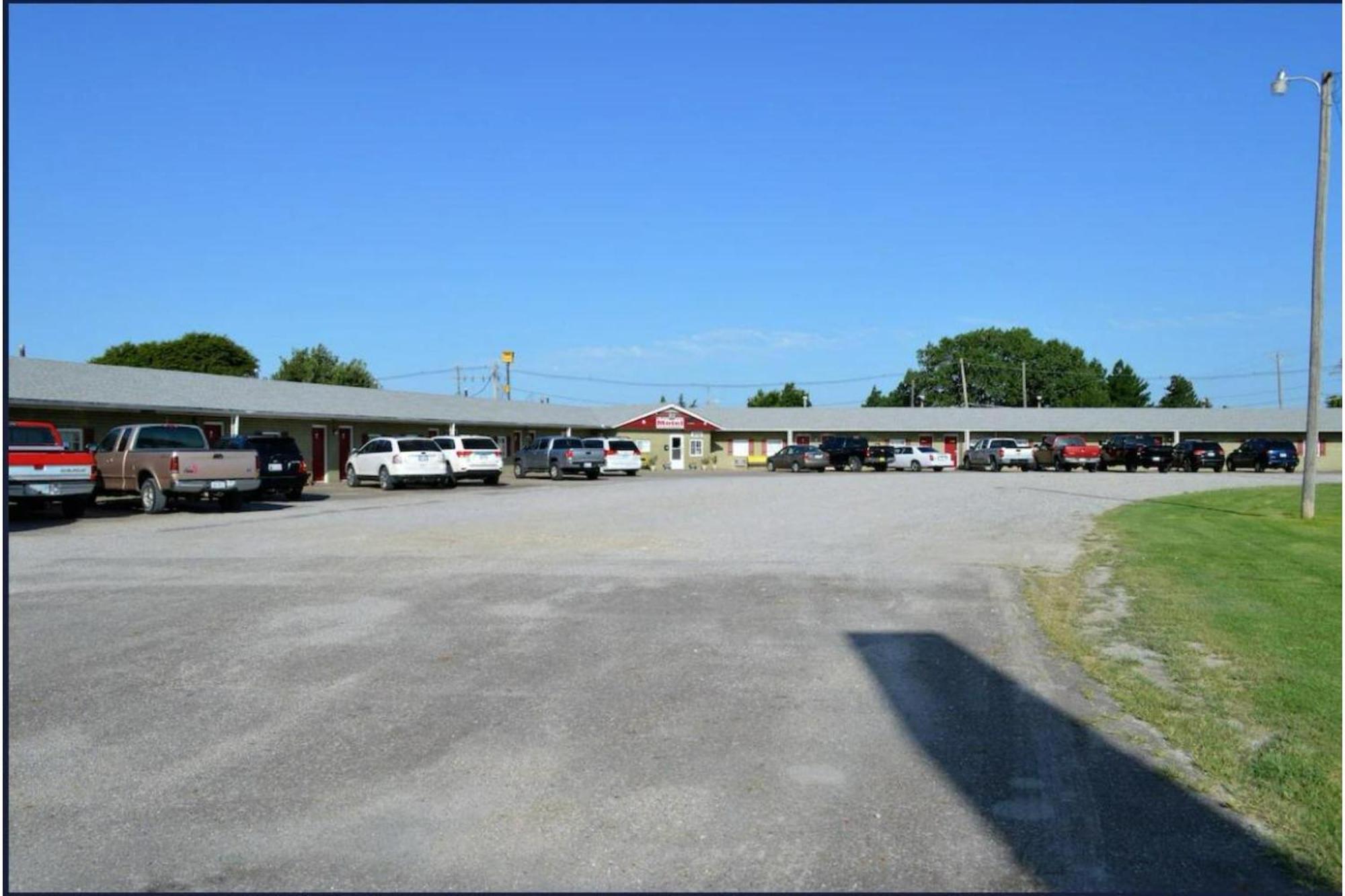 Green Acre Motel By Oyo Near Rush County Airport La Crosse Εξωτερικό φωτογραφία