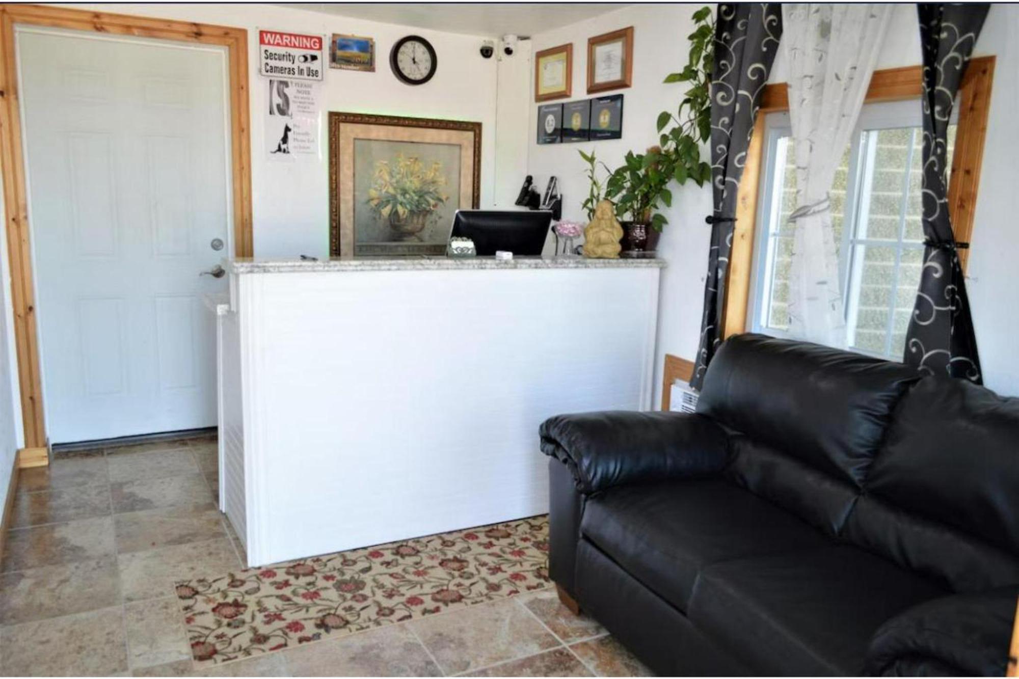 Green Acre Motel By Oyo Near Rush County Airport La Crosse Εξωτερικό φωτογραφία