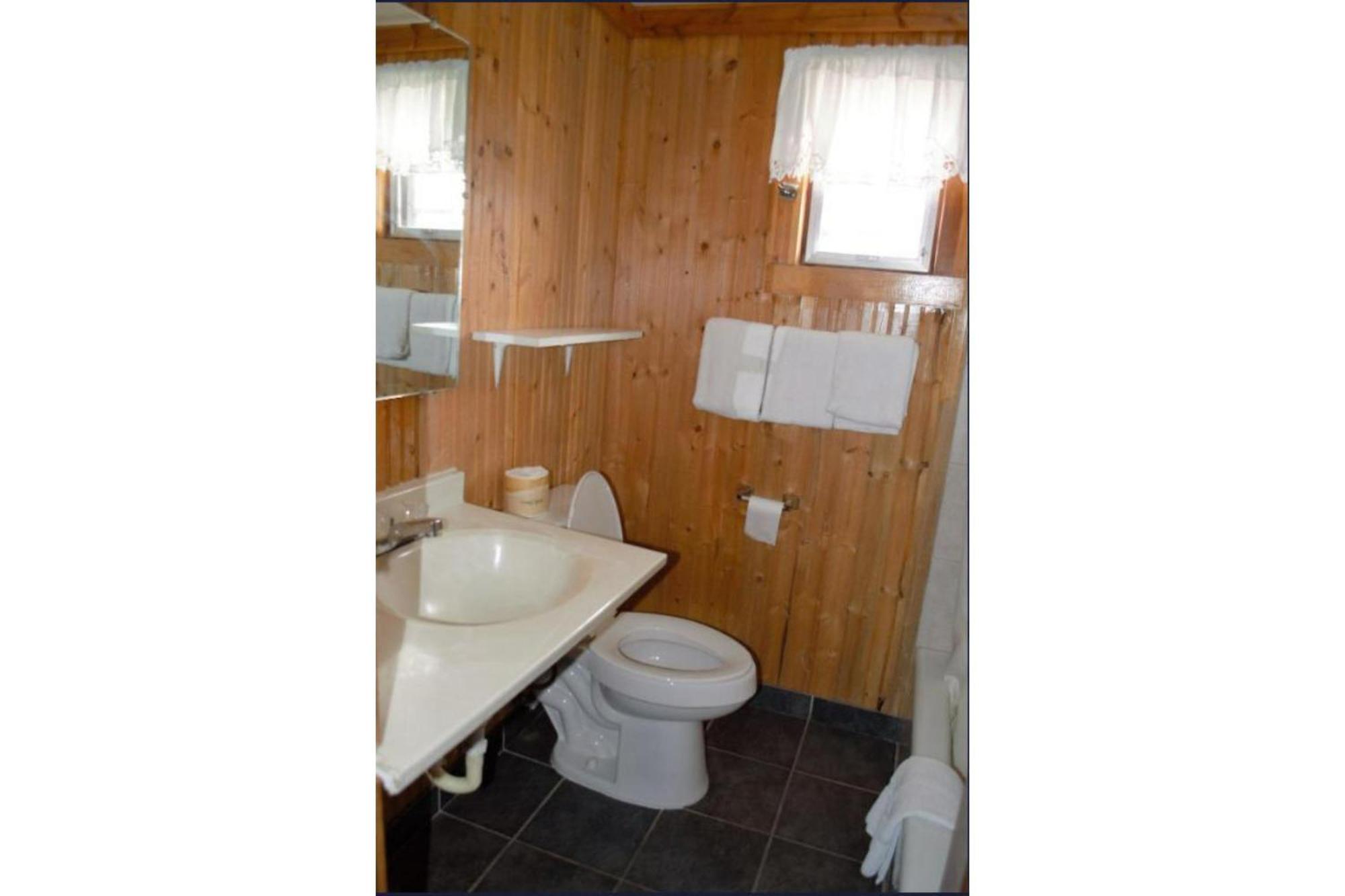 Green Acre Motel By Oyo Near Rush County Airport La Crosse Εξωτερικό φωτογραφία