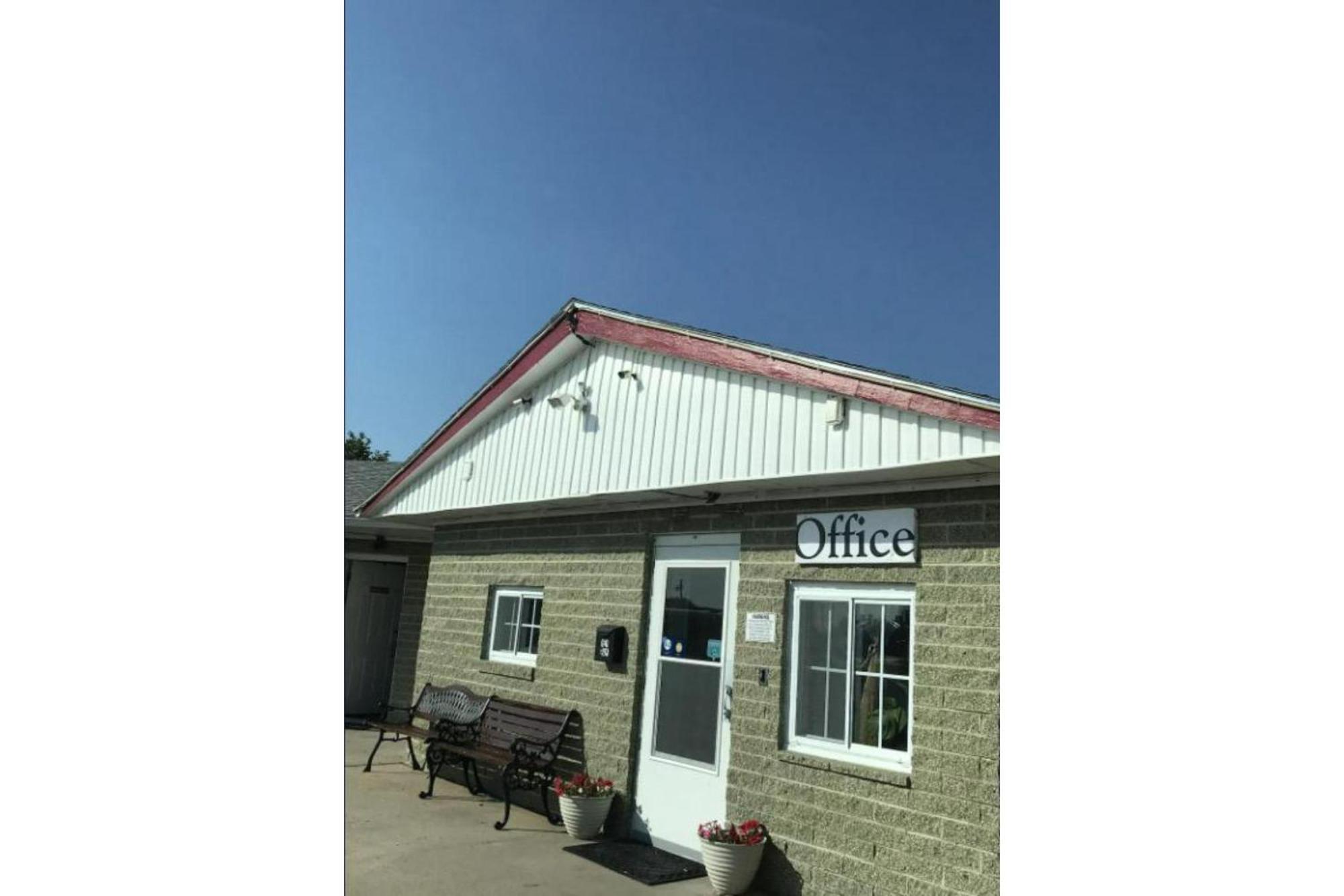 Green Acre Motel By Oyo Near Rush County Airport La Crosse Εξωτερικό φωτογραφία