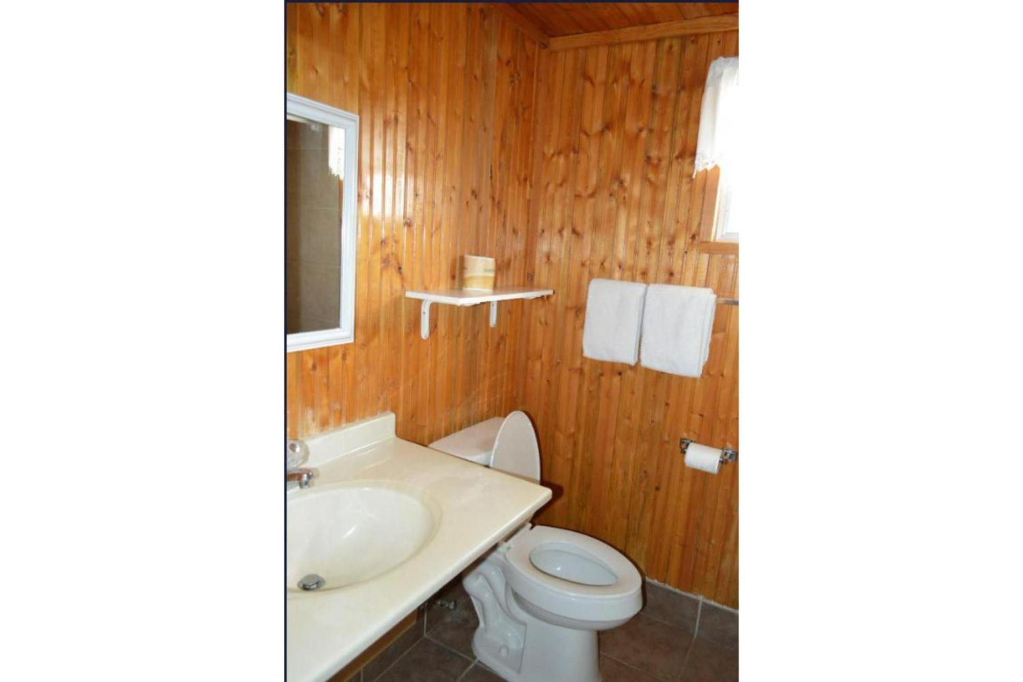 Green Acre Motel By Oyo Near Rush County Airport La Crosse Εξωτερικό φωτογραφία