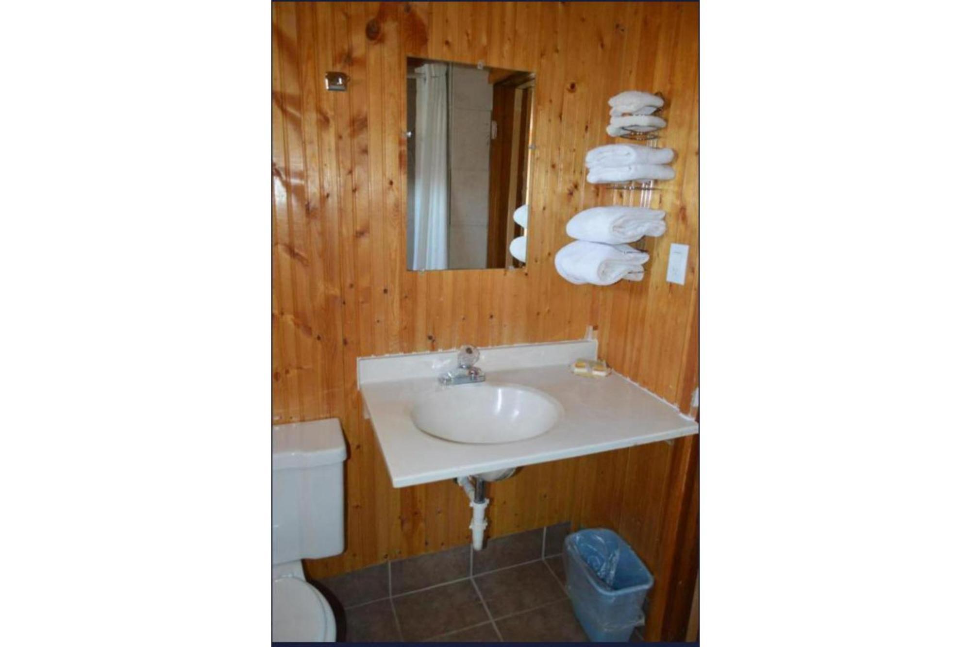 Green Acre Motel By Oyo Near Rush County Airport La Crosse Εξωτερικό φωτογραφία